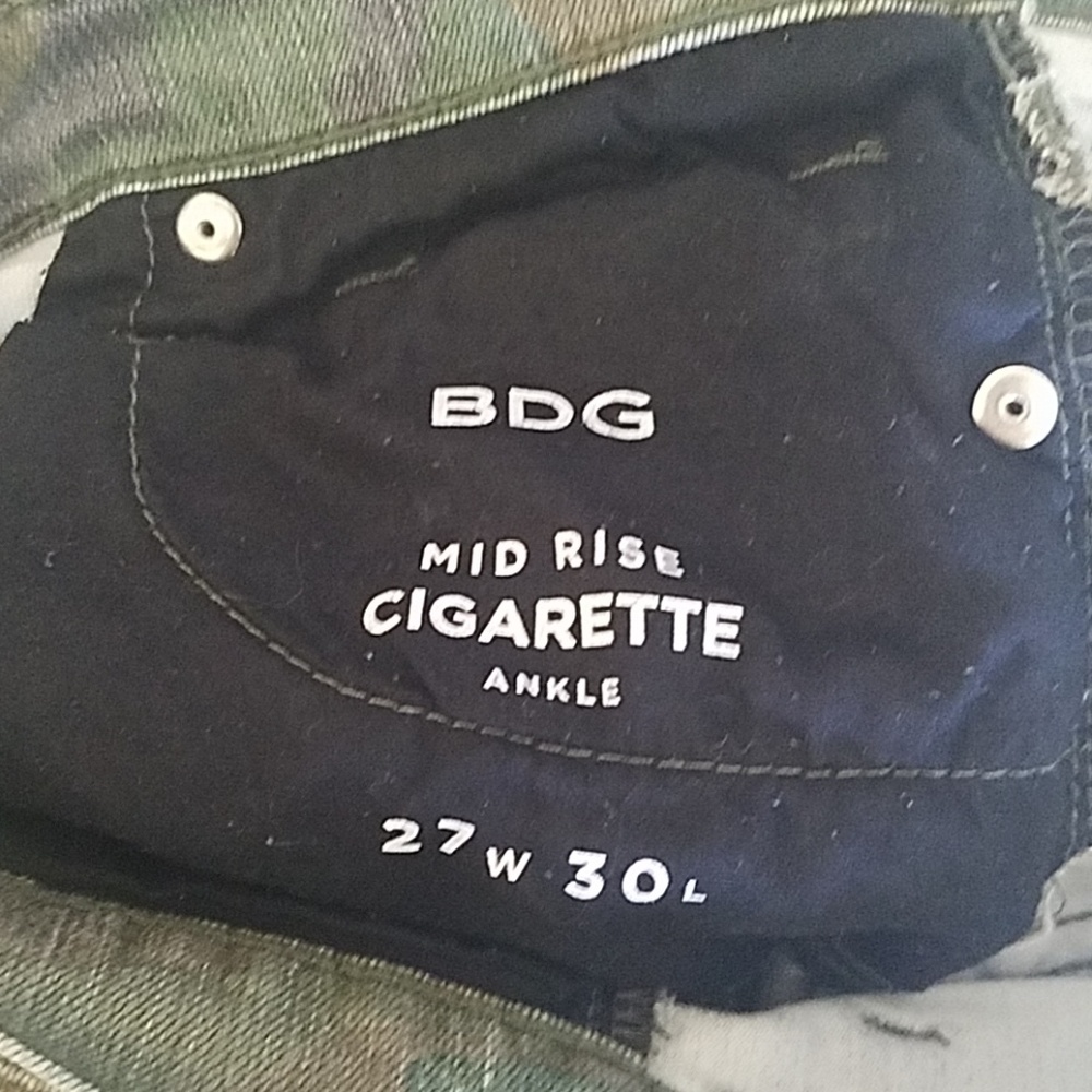 BDG cigarette ankle mid rise jeans. Size 27 - Picture 8 of 8